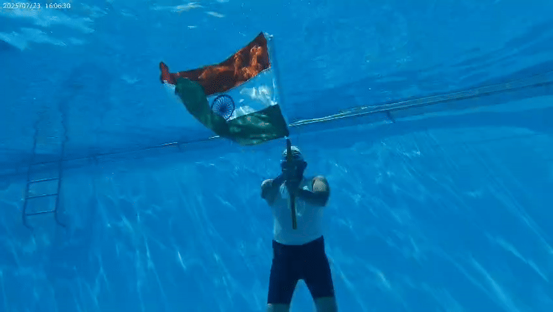 11 फीट गहरे पानी में 1 मिनट 22 सेकंड तक फहराया तिरंगा, देशभक्ति जगा देगा ये वीडियो