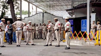 Delhi Traffic Alert: Roads To Face Diversions As Large Crowd Heads Towards Jantar Mantar
