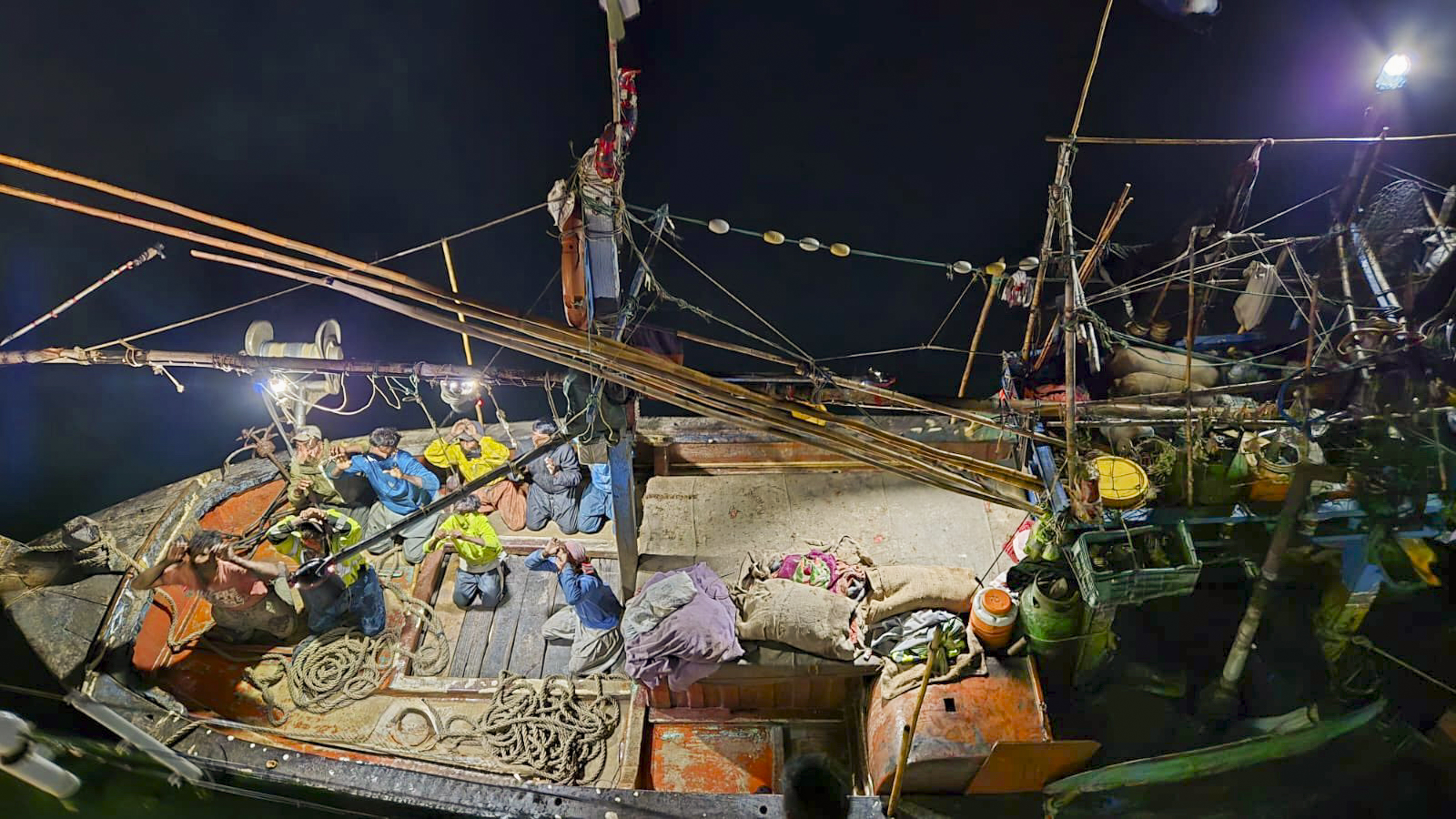 समुद्र में खदेड़कर पकड़ी गई पाकिस्तानी नाव 'अल-मदीना', 9 क्रू मेंबर हिरासत में