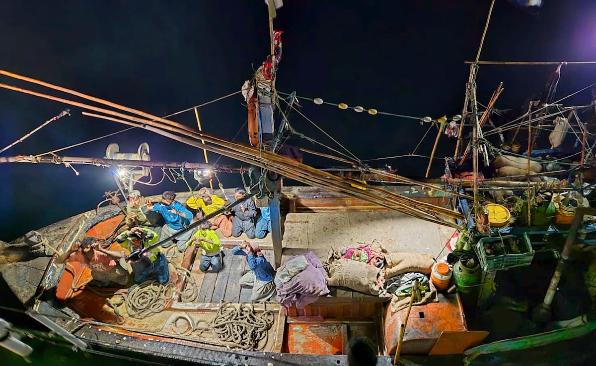 समुद्र में खदेड़कर पकड़ी गई पाकिस्तानी नाव 'अल-मदीना', 9 क्रू मेंबर हिरासत में