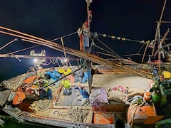 समुद्र में खदेड़कर पकड़ी गई पाकिस्तानी नाव 'अल-मदीना', 9 क्रू मेंबर हिरासत में