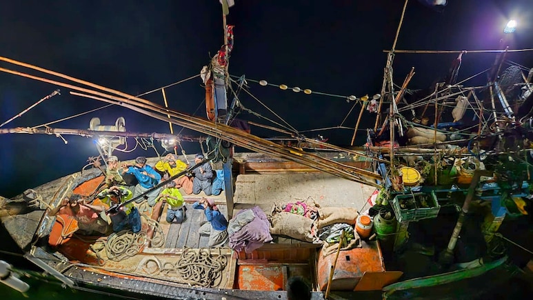 समुद्र में खदेड़कर पकड़ी गई पाकिस्तानी नाव 'अल-मदीना', 9 क्रू मेंबर हिरासत में