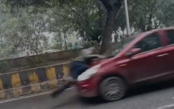 ग्रेटर नोएडा में तेज रफ्तार कार ने पुलिसकर्मी को बोनट पर घसीटा, वीडियो वायरल