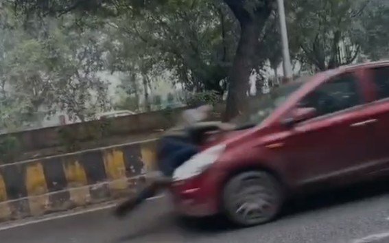 ग्रेटर नोएडा में तेज रफ्तार कार ने पुलिसकर्मी को बोनट पर घसीटा, वीडियो वायरल