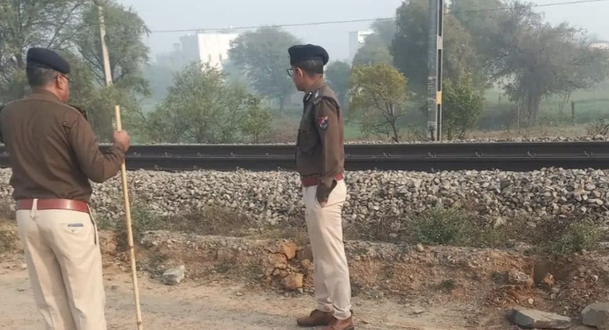 घटनास्थल पर पहुंचे पुलिसकर्मी. 