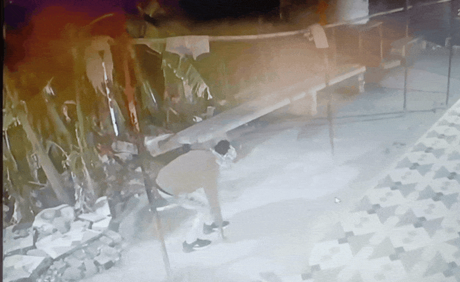 VIDEO: हाथ में हथियार, दवे पांव एंट्री और फिर भगवान को प्रणाम, संकटमोचन हनुमान मंदिर में चोरी का CCTV देखिए