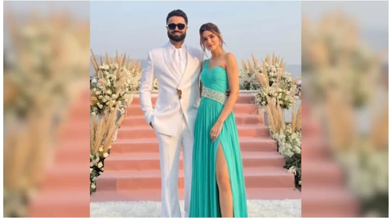 बहन नूपुर सेनन की शादी में 9 साल छोटे रूमर्ड बॉयफ्रेंड के साथ पोज देती दिखीं कृति सेनन, जानें कौन हैं कबीर बहिया ?
