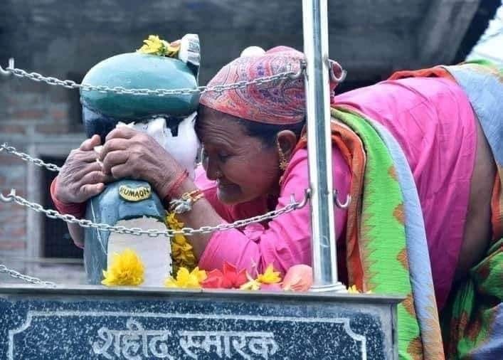 2022 की यह तस्वीर कारगिल में शहीद हुए पिथौरागढ़ के जवान कुंदन सिंह खड़ायत की प्रतिमा को दुलारती उनकी मां की है. 