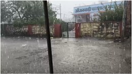 Rajasthan Weather: राजस्थान में गरज के साथ बरस रहे बादल, इन जिलों में शुरू हुई बारिश, जानें अपने शहर का हाल
