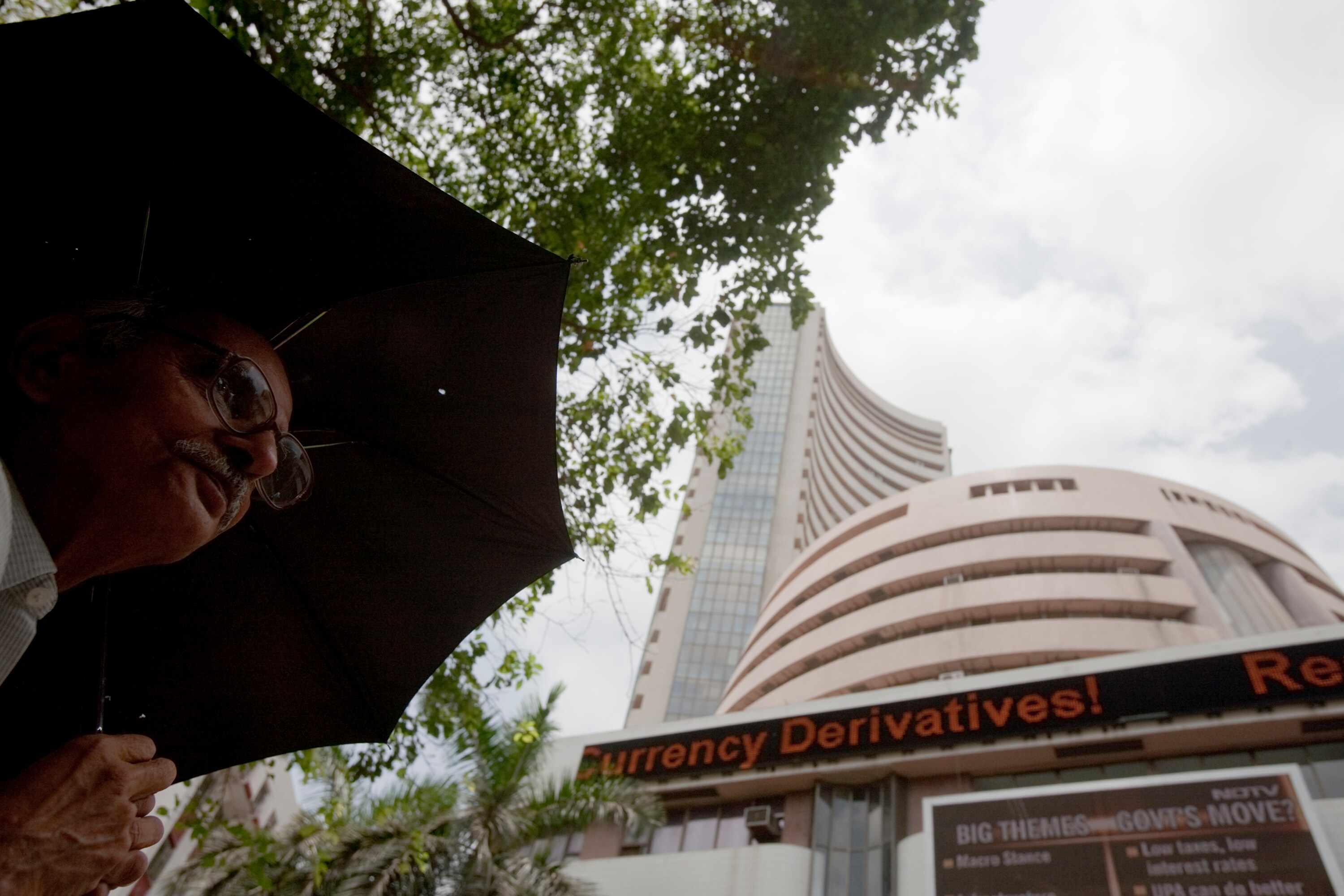 Sensex, Nifty Erase Gains Led By Weakness In Auto Stocks