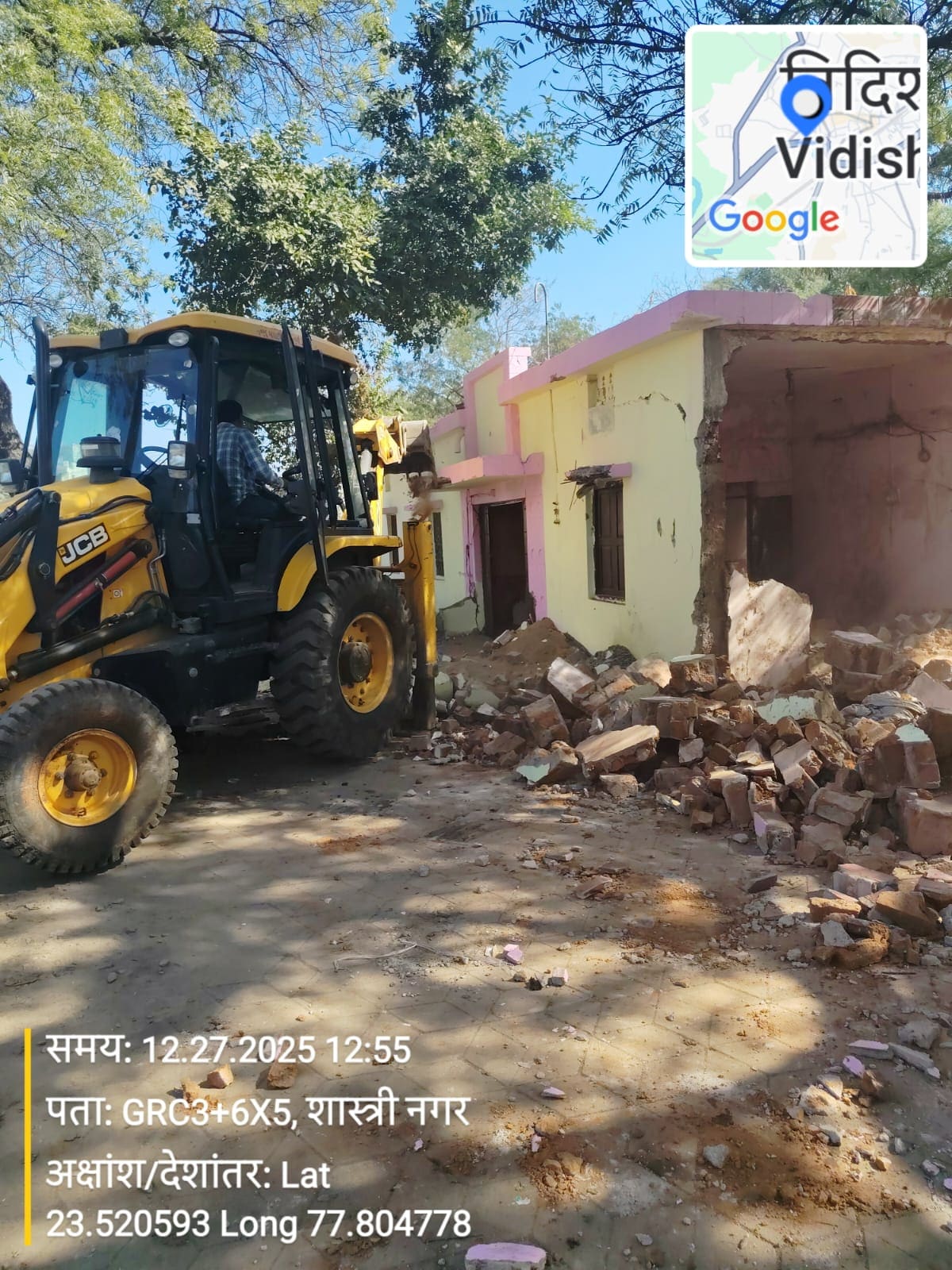 Bulldozer Action: सुलभ शौचालय पर चला बुलडोजर