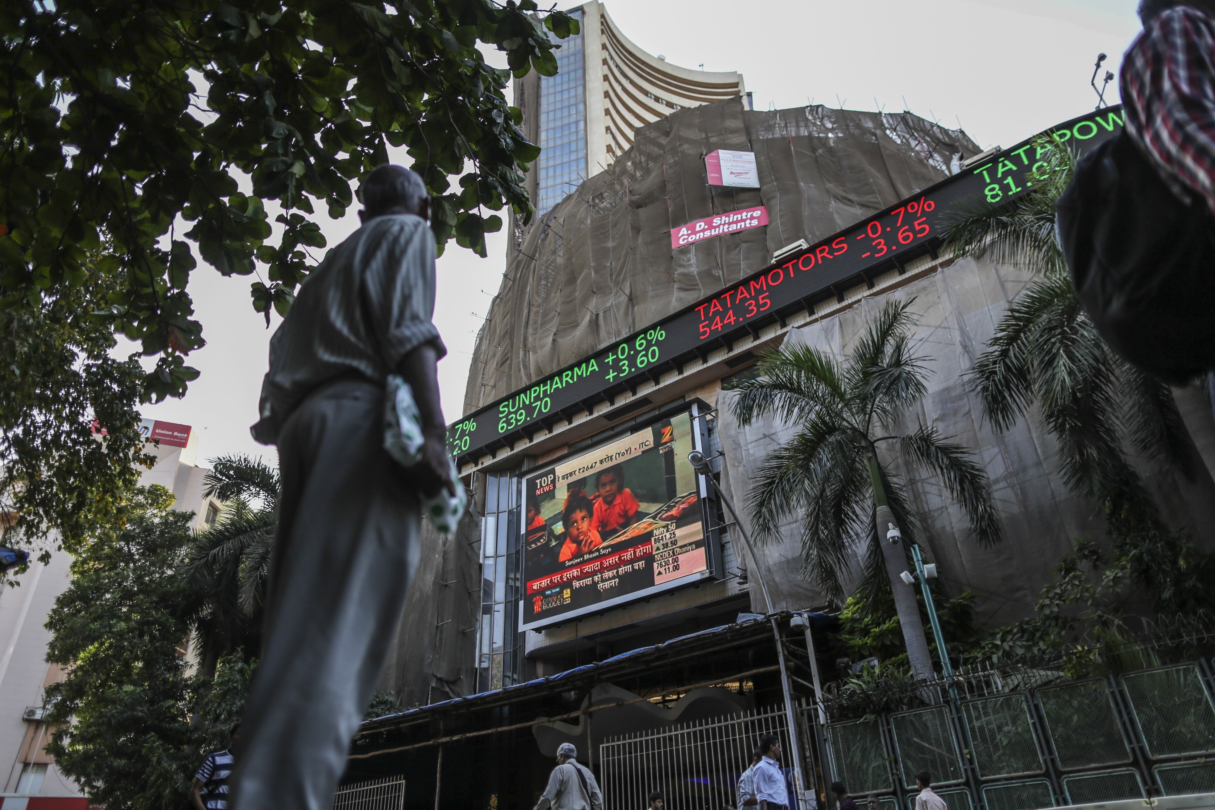 Nifty Settles Below 10,450; SBI, Axis Bank Among Top Losers