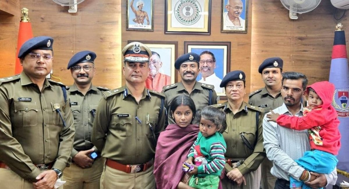 अपने माता-पिता की गोद में अंश और अंशिका 