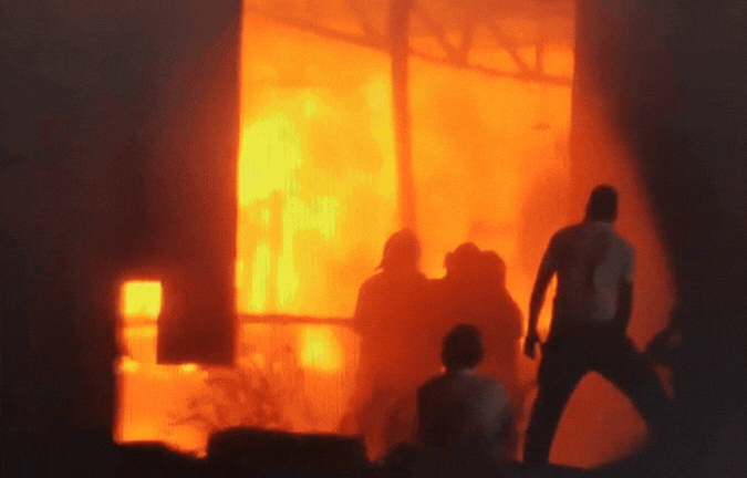 रायपुर में गोदाम में लगी भयानक आग- VIDEO, करोड़ों का माल जलकर खाक; काबू पाने में जुटे फायर फाइटर