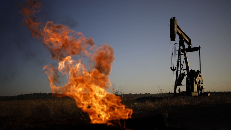 Oil Steady Near Four-Month High On Weak Dollar And Iran Risks