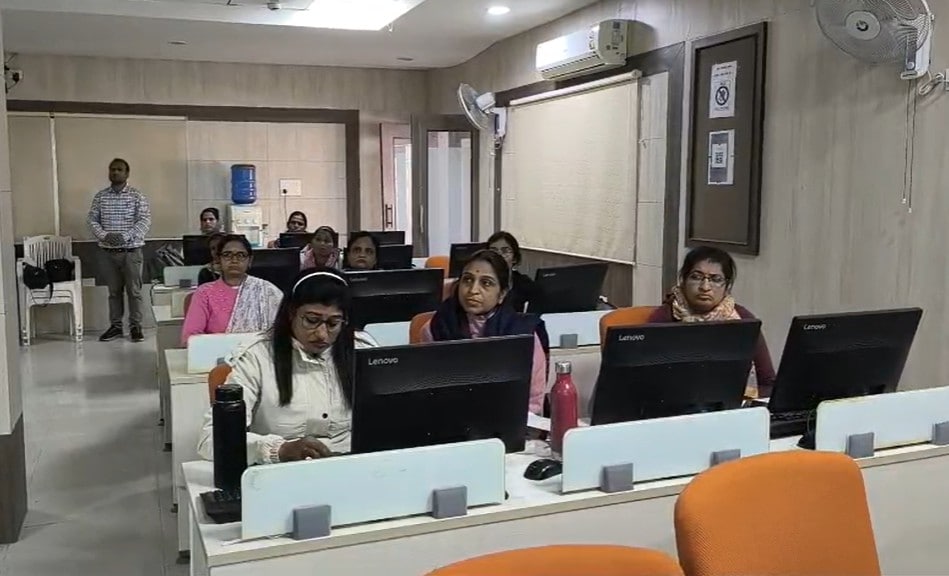 सीहोर में एआई टूल्स की ट्रैनिंग लेते अधिकारी और कर्मचारी सीहोर में एआई टूल्स की ट्रैनिंग लेते अधिकारी और कर्मचारी