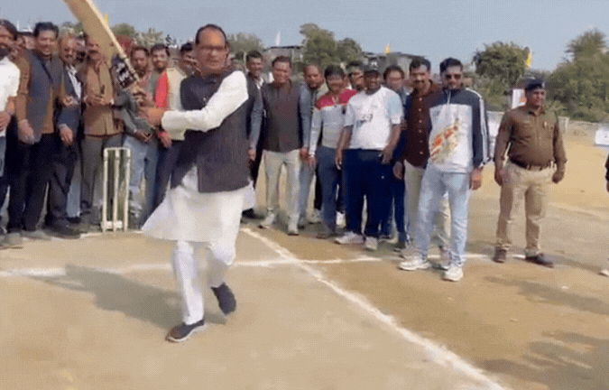 VIDEO: इंदौर में भारत-न्यूजीलैंड मैच, रायसेन में 'मामा' शिवराज ने थामा बल्ला, जानिए कितने रन बनाए?