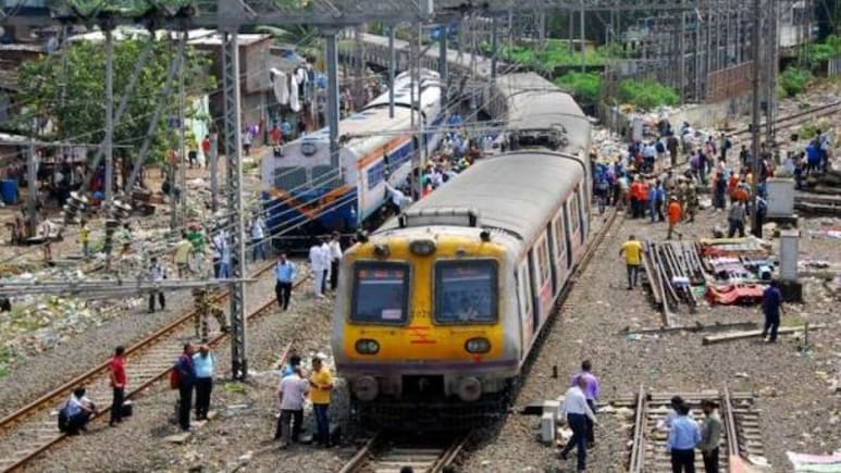 चलती लोकल में बेल्ट से गला दबाकर लूट, मजदूर की सूझबूझ से 6 आरोपी चढ़े पुलिस के हत्थे