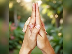 तनाव, डर, डिप्रेशन और नकारात्मक सोच से मुक्ति दिलाएगी काली मुद्रा, जानिए कैसे करना है