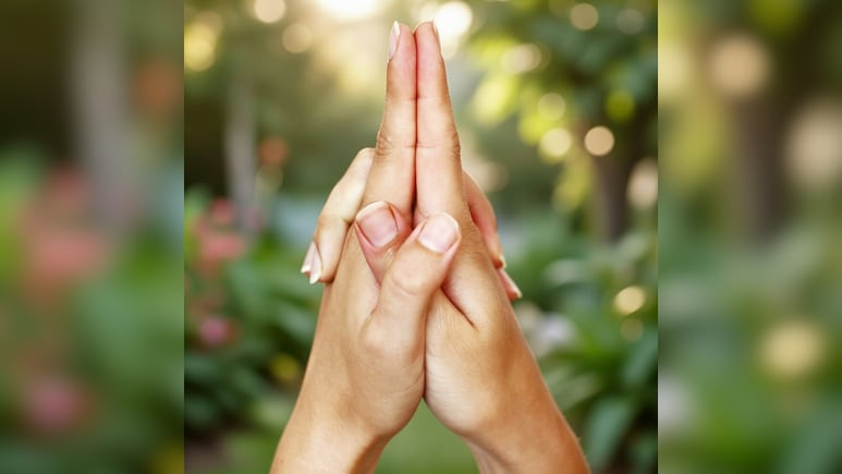 तनाव, डर, डिप्रेशन और नकारात्मक सोच से मुक्ति दिलाएगी काली मुद्रा, जानिए कैसे करना है