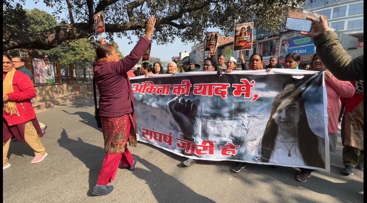 अंकिता को न्याय दिलाने के लिए सड़कों पर उतरे लोग.