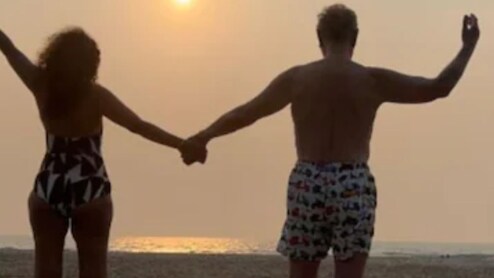 Trending: 80 वर्षाच्या अभिनेत्यानं पत्नीसोबत साजरा केला लग्नाचा वाढदिवस, मुलीपेक्षा 5 वर्षांनी लहान आहे बायको