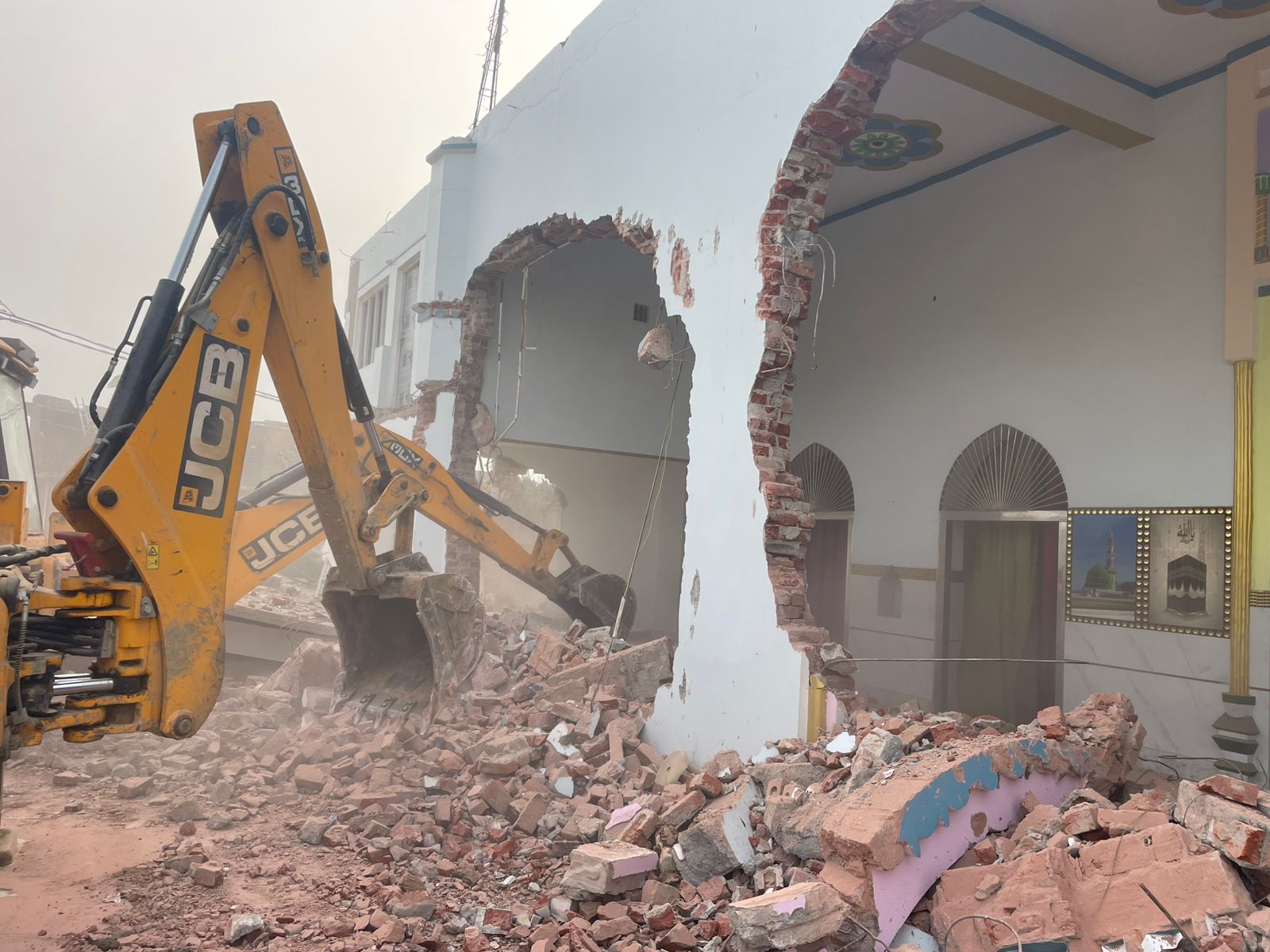 संभल में एक फिर प्रशासन का बुलडोजर एक्शन, अवैध मस्जिद और मदरसे को किया गया जमींदोज, VIDEO