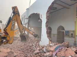 संभल में एक फिर प्रशासन का बुलडोजर एक्शन, अवैध मस्जिद और मदरसे को किया गया जमींदोज, VIDEO