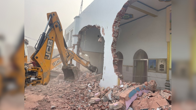 संभल में एक फिर प्रशासन का बुलडोजर एक्शन, अवैध मस्जिद और मदरसे को किया गया जमींदोज, VIDEO
