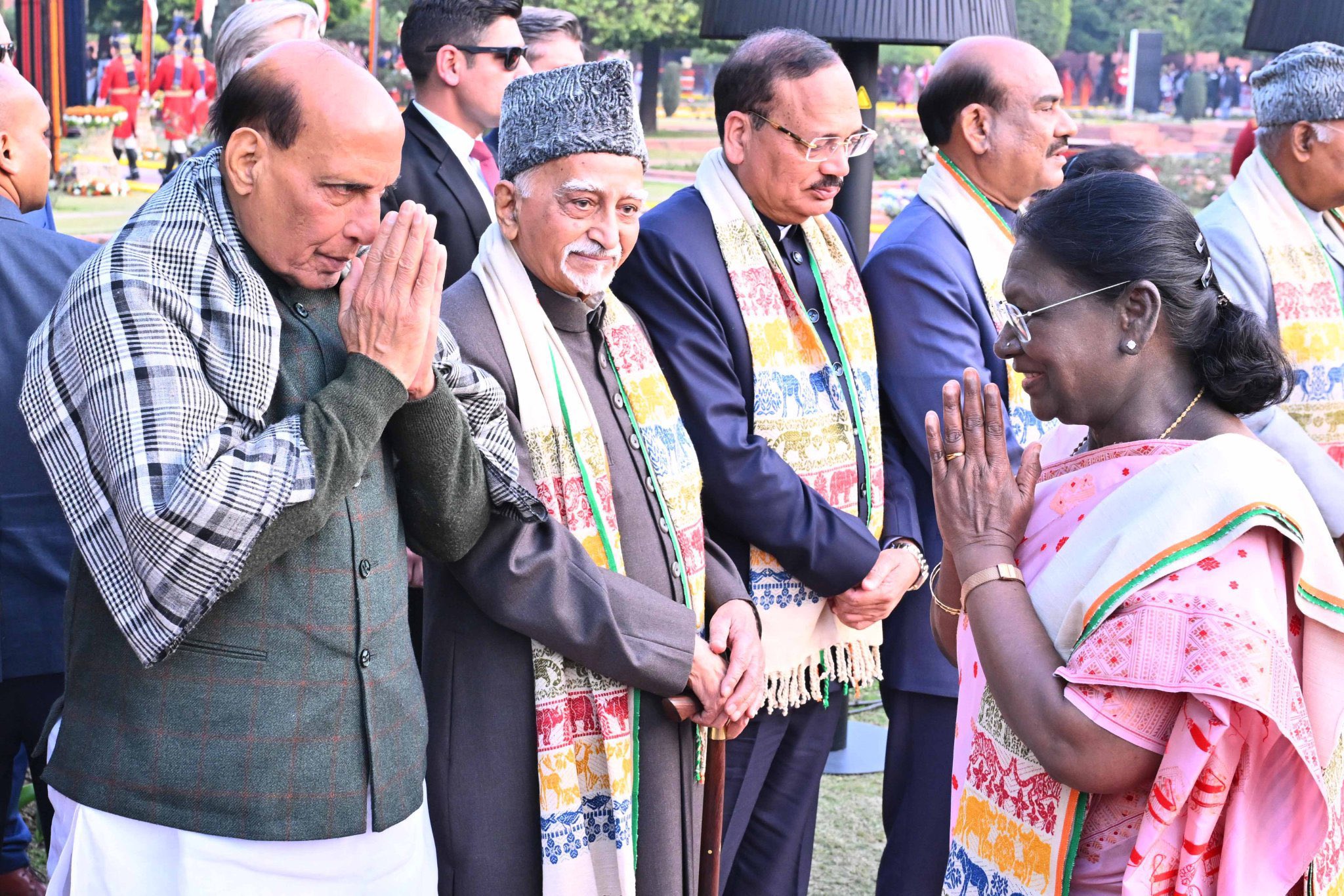 राजनाथ सिंह भी बिना गमछा के नजर आ रहे हैं.