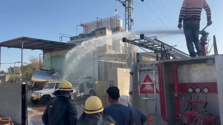 नवलगढ़: आइस फैक्ट्री में अमोनिया लीक होने से मची अफरा-तफरी, चेंबर फटने से हवा में घुला जहर, रास्ता सील