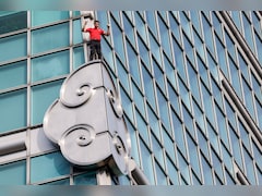 US Climber Scales Taiwan's Tallest Building Without Ropes In 91 Minutes