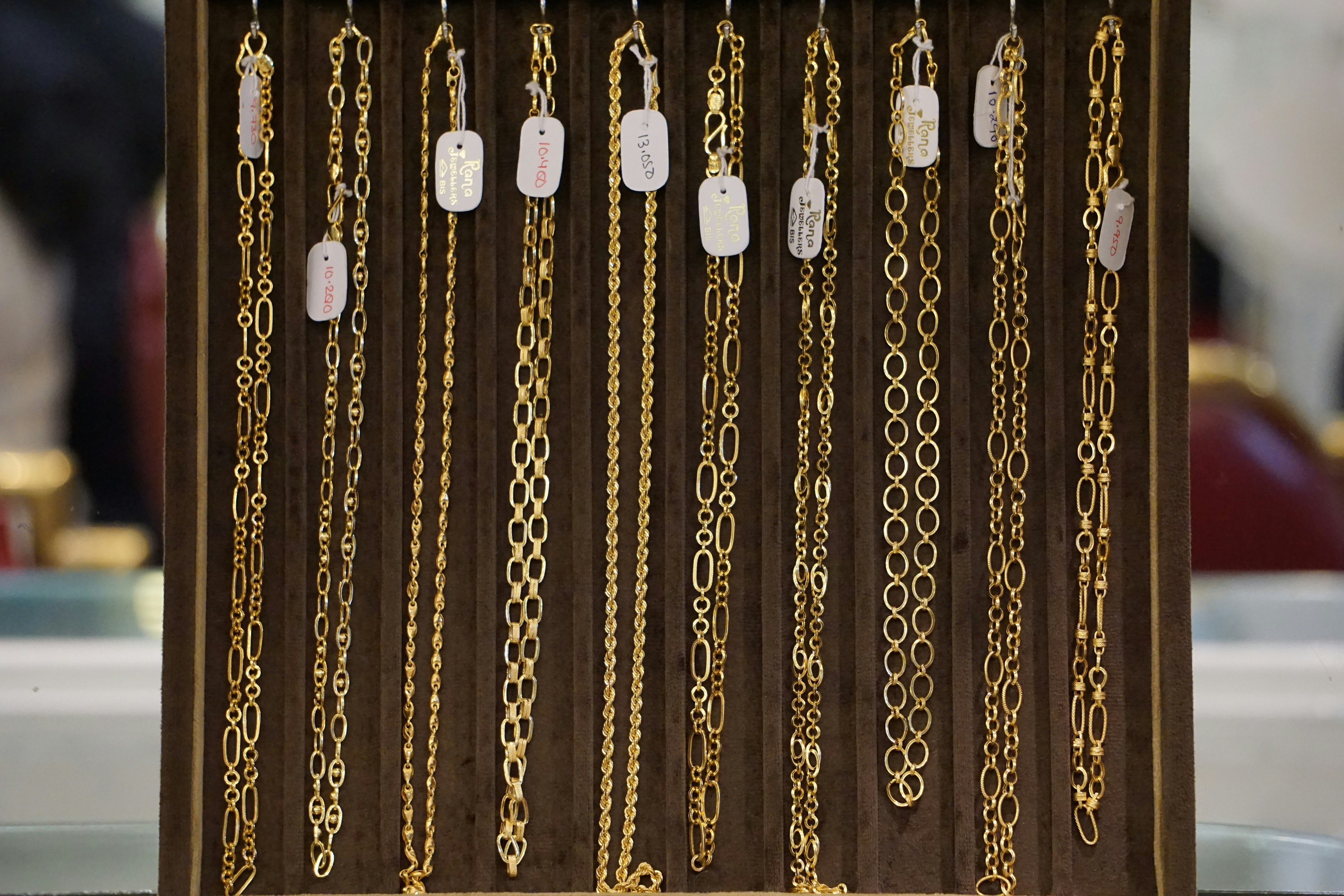 Gold, Silver Prices Fall &mdash; Check Rates In Delhi, Mumbai And Other Cities