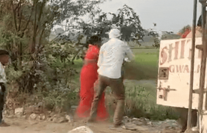 VIDEO: कंडक्टर ने महिला के साथ की बदसलूकी! रोते हुए मासूम ने वो किया जो हर बड़ा बेटा करता, 40 सेकंड का वीडियो देखें