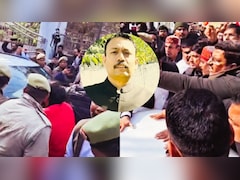 निलंबित अलंकार अग्निहोत्री को बरेली से बाहर भेजने पर हंगामा, कार के आगे लेटे समर्थक, बुलानी पड़ी PAC