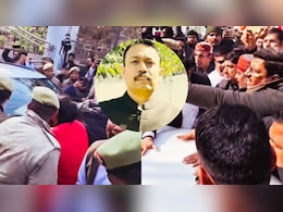 निलंबित अलंकार अग्निहोत्री को बरेली से बाहर भेजने पर हंगामा, कार के आगे लेटे समर्थक, बुलानी पड़ी PAC