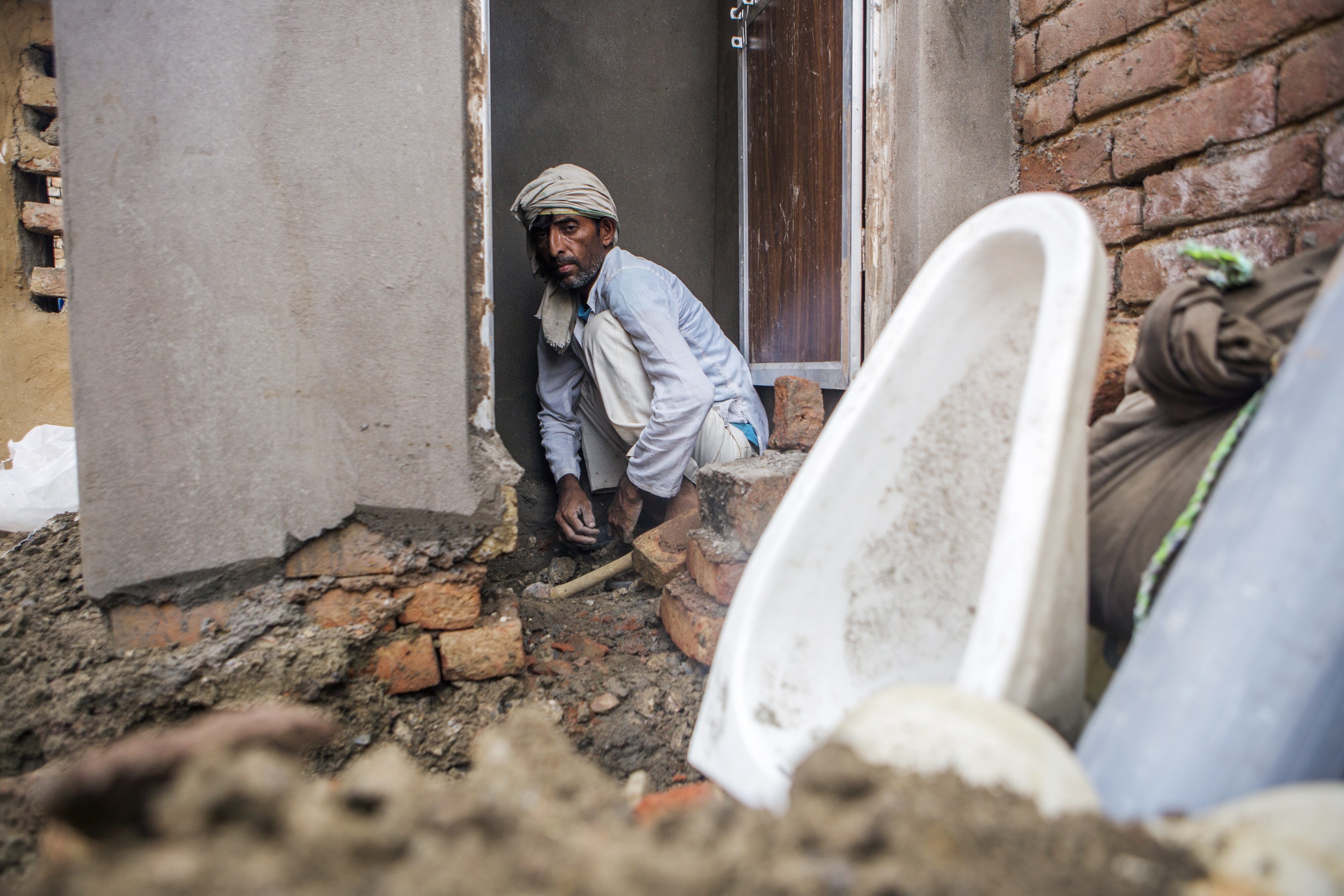 Why Toilets Remain Aspirational For India&rsquo;s Urban Poor Despite Subsidies