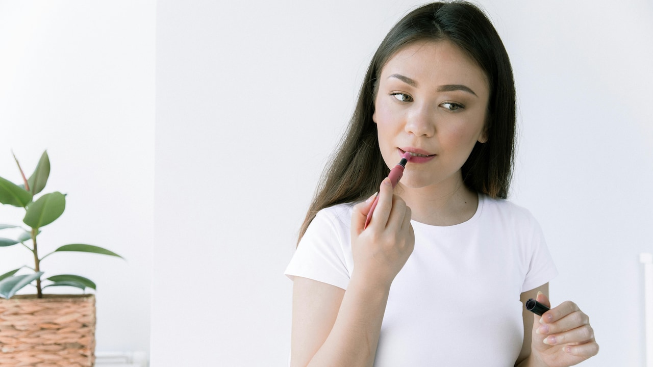 How To Apply Lipstick Correctly So Your Lip Colour Lasts Longer How To Apply Lipstick Correctly So Your Lip Colour Lasts Longer