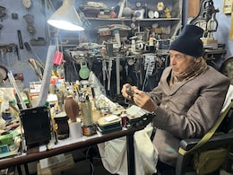 100-200 साल पुरानी एंटीक-विंटेज घड़ियों को चुटकी में ठीक कर देते हैं 86 साल के घड़ीसाज, विदेशों से रिपेयर होने देहरादून आती हैं घड़ियां