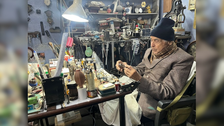 100-200 साल पुरानी एंटीक-विंटेज घड़ियों को चुटकी में ठीक कर देते हैं 86 साल के घड़ीसाज, विदेशों से रिपेयर होने देहरादून आती हैं घड़ियां