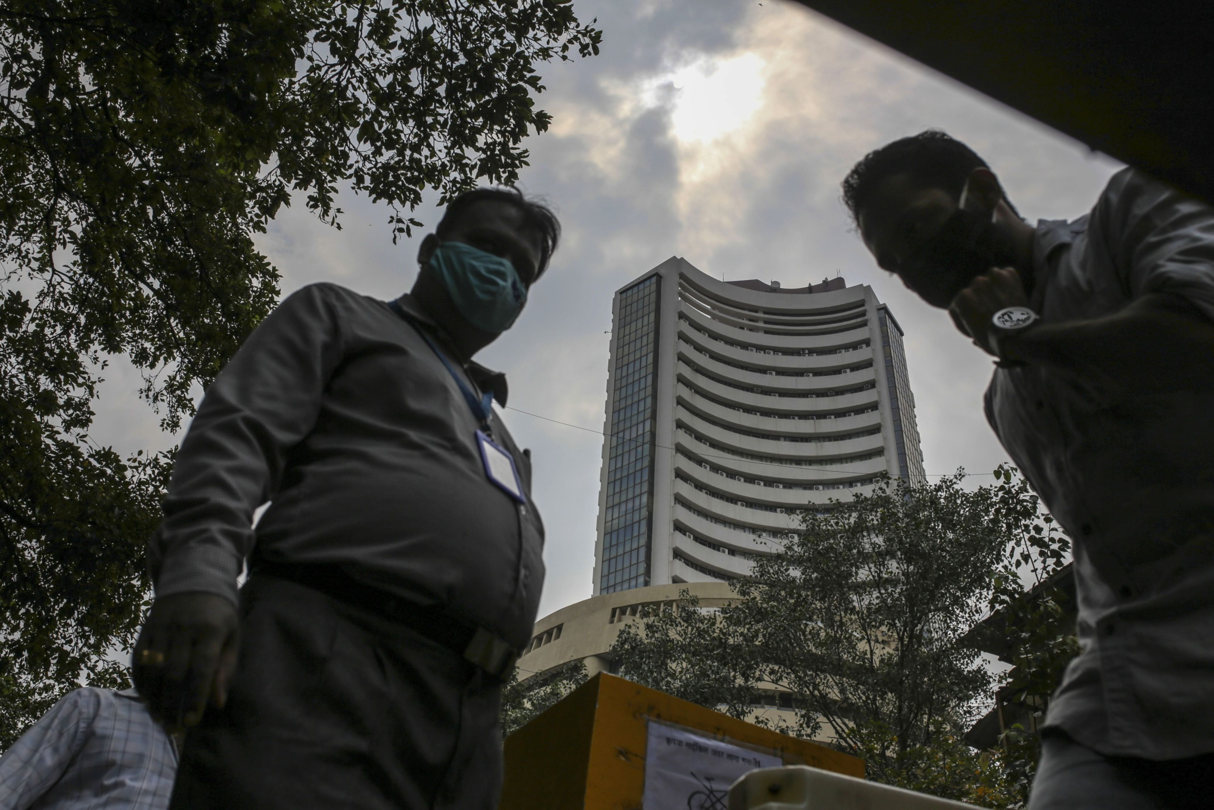 Sensex, Nifty Snap 4-Session Losing Streak; RIL, ICICI Bank Lead Gainers