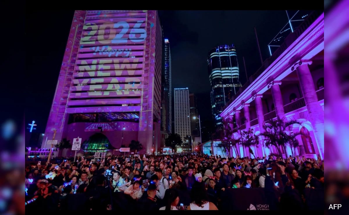 Hong Kong verwelkomt 2026 zonder iconisch vuurwerk na dodelijkste brand waarbij 161 mensen om het leven kwamen