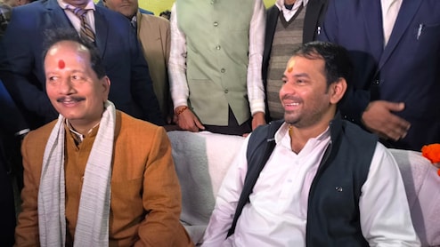 खरमास के बाद किस खेल की तैयारी में तेज प्रताप? विजय सिन्हा के दही-चूड़ा भोज में पहुंचे, कहा- इंतजार कीजिए...