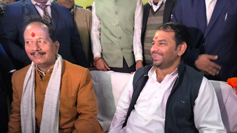 खरमास के बाद किस खेल की तैयारी में तेज प्रताप? विजय सिन्हा के दही-चूड़ा भोज में पहुंचे, कहा- इंतजार कीजिए...