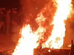 बूंदी में हंगामा और आगजनी, गौवंश से भरा कंटेनर देख फूटा ग्रामीणों का गुस्सा, पुलिस पर उठे सवाल