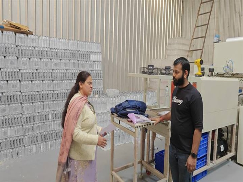 Indore Collector Action: 7 हजार लीटर पैकेज ड्रिंकिंग वाटर सील; इंदौर में बिना लाइसेंस की फैक्ट्री पर कार्रवाई