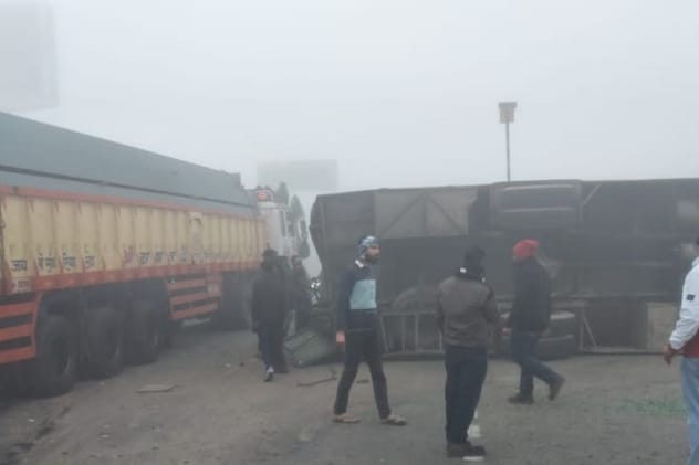 Rajasthan News: नाइट शिफ्ट से लौट रहे थे और बीच रास्ते में पलट गई बस, सोलर  प्लांट के 25 कर्मचारी घायल, मची चीख-पुकार | Ajmer Solar plant bus met  accident 25 employees