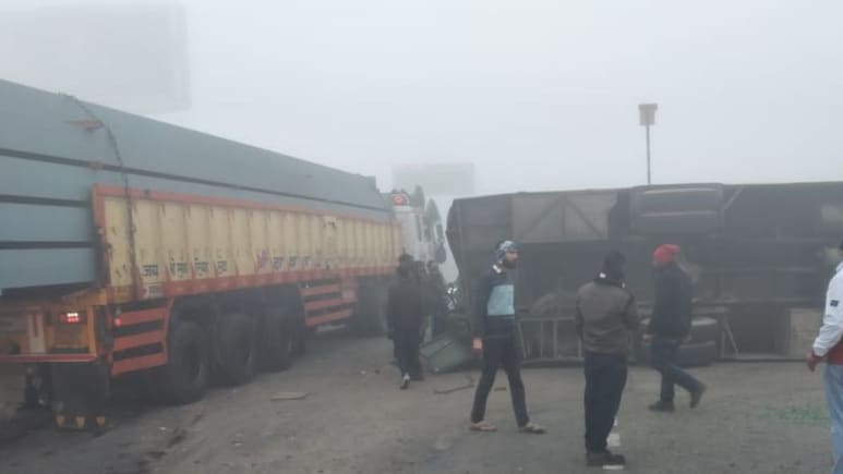 Rajasthan News: नाइट शिफ्ट से लौट रहे थे और बीच रास्ते में पलट गई बस, सोलर प्लांट के 25 कर्मचारी घायल, मची चीख-पुकार