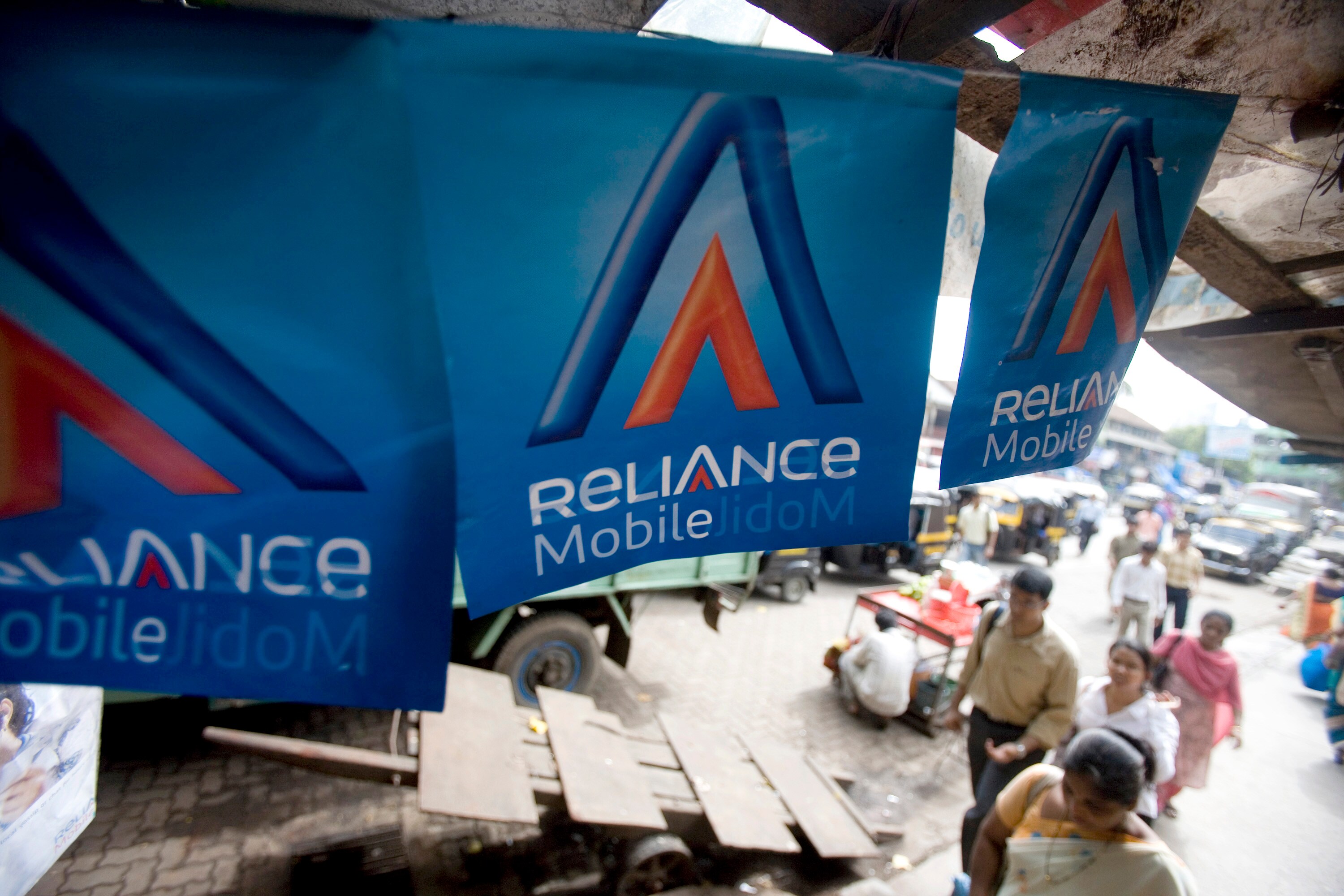 Three Chinese Lenders Look To Sell RCom Loans Ahead Of Insolvency Resolution