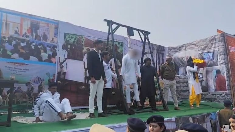 गुना में गजब ! गणतंत्र दिवस पर युवक को फांसी पर लटकाने की दिखाई झांकी, लोगों ने ये कहा...